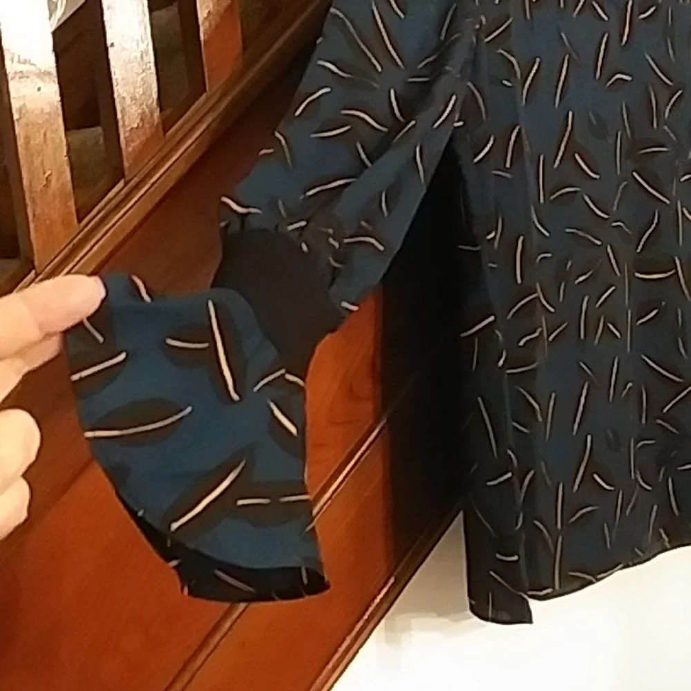 Cabi shadow leaf teal blouse - Picture 4 of 6